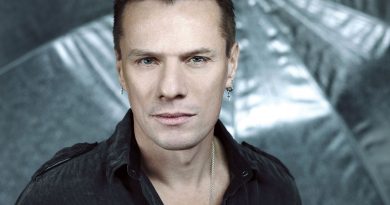 Larry Mullen, Jr. Family Wife Children Dating Net Worth Nationality